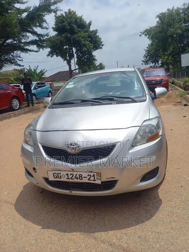 Toyota Belta 2010 Silver · Photo 1