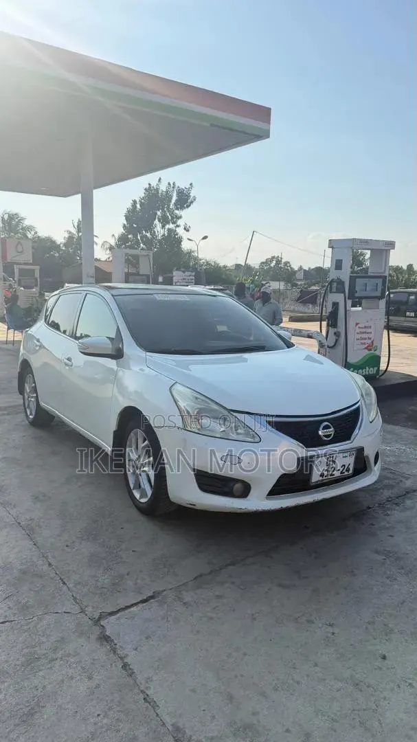 Nissan Tiida 1.6 Hatchback 2012 White · Photo 1