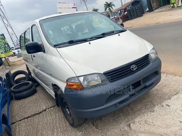 Toyota HiAce 2006 White · Photo 1