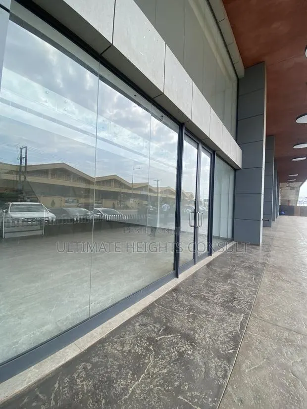 Shop 156 Square Meter for Rent at Spintex · Photo 1