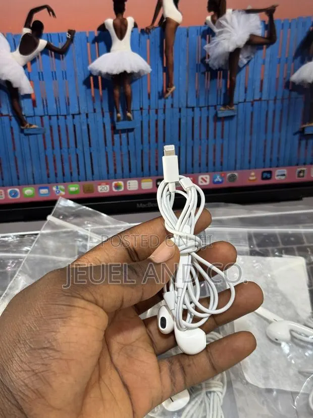 Pre-Owned Original (Oem) Apple Lightning Earpods · Photo 1