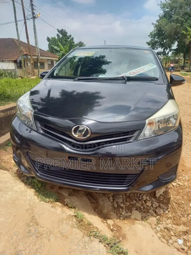 Toyota Vitz 1.3 FWD 5dr 2012 Black · Photo 1