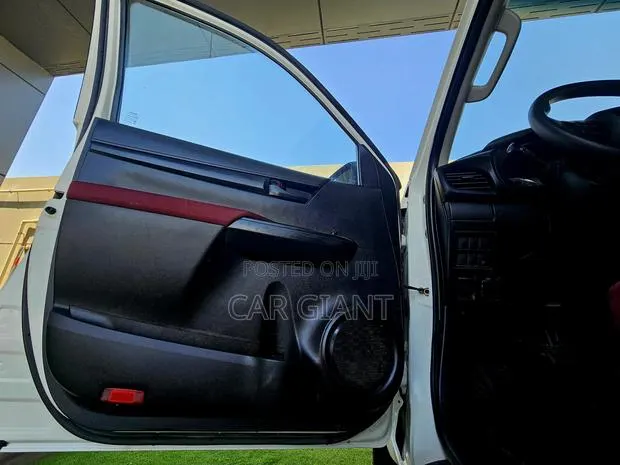 Toyota Hilux 2024 White · Photo 1
