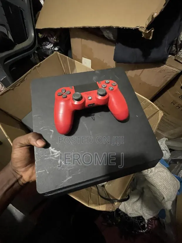 Sony Play Station 4 Slim · Photo 1