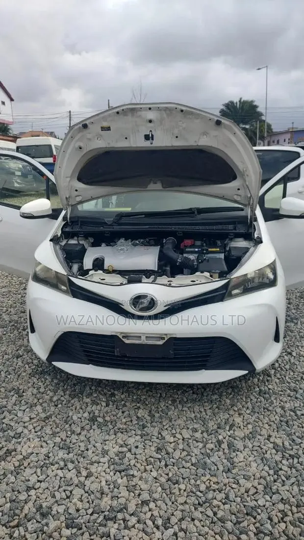 Toyota Vitz 2014 White · Photo 1