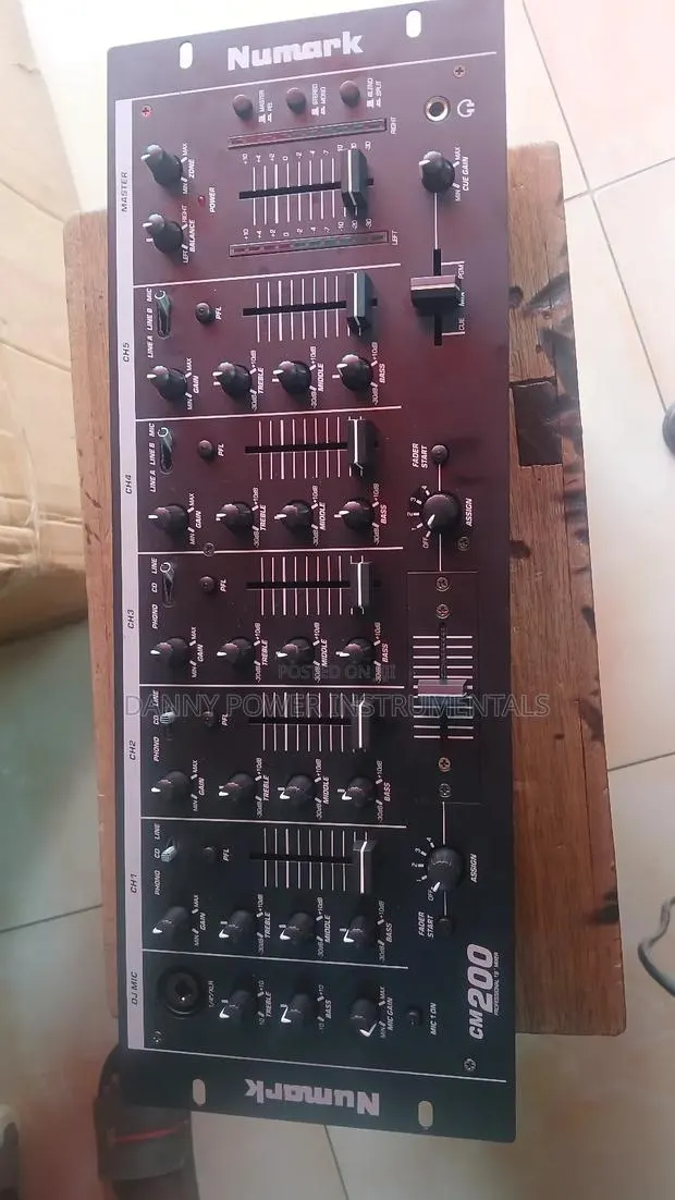 Numark Cm200 Dj Mixer · Photo 1