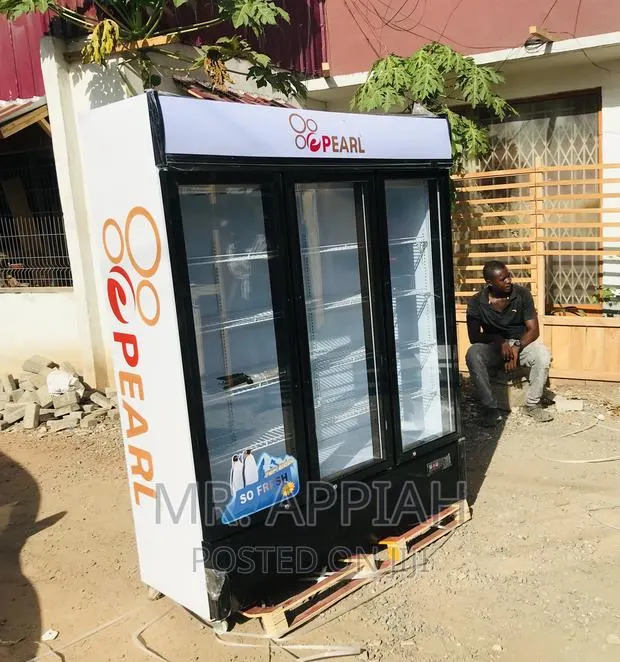 Affordable Pearl 950 PVC-150 3 Door Beverage Cooler. · Photo 1