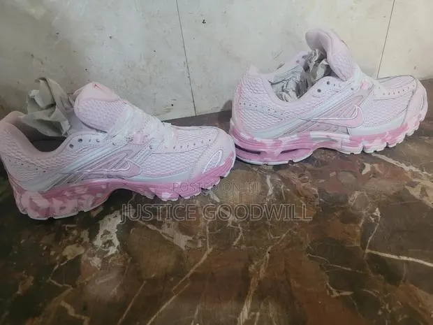 Nike Sneakers · Photo 1