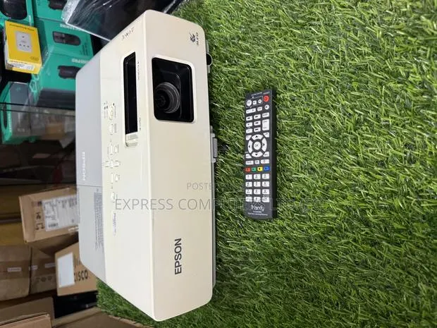 Epson Powerlite 83+ Multimedia Projector Lumen 2200 Remote · Photo 1