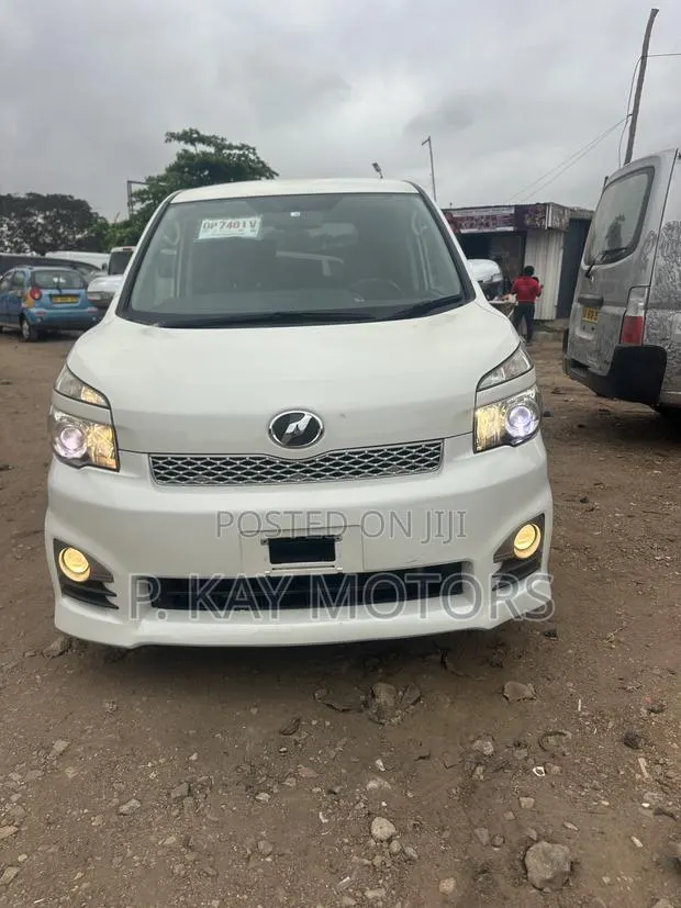 Toyota Voxy X 4WD 8-Seater 2012 White · Photo 1