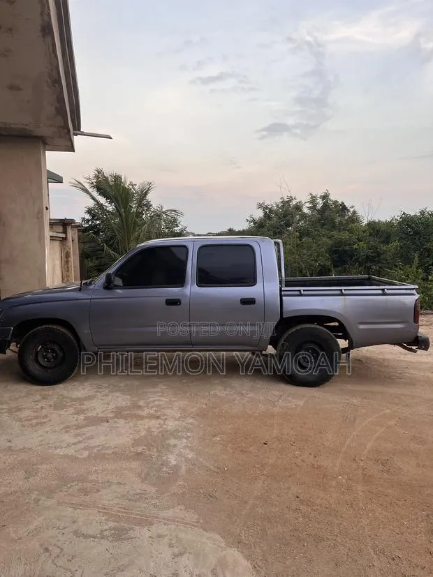 Toyota Hilux 2.5 Cab 2005 Gray · Photo 1