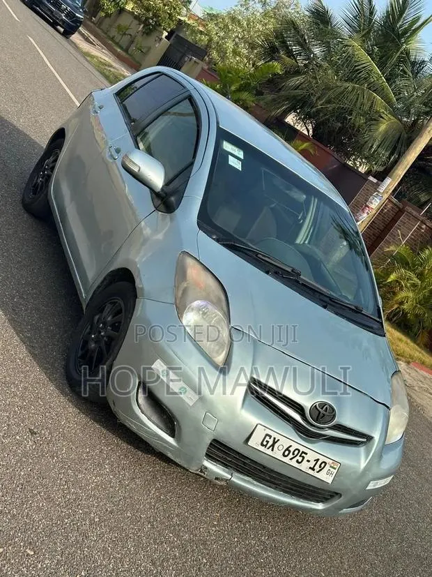 Toyota Vitz 2010 Silver · Photo 1
