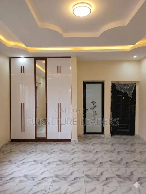 Built-in Wardrobe · Photo 1