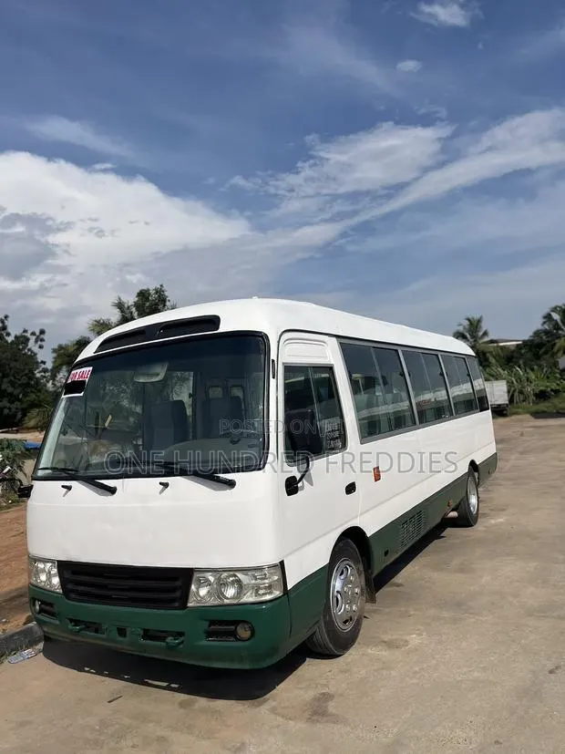 Toyota Coaster 2010 White · Photo 1