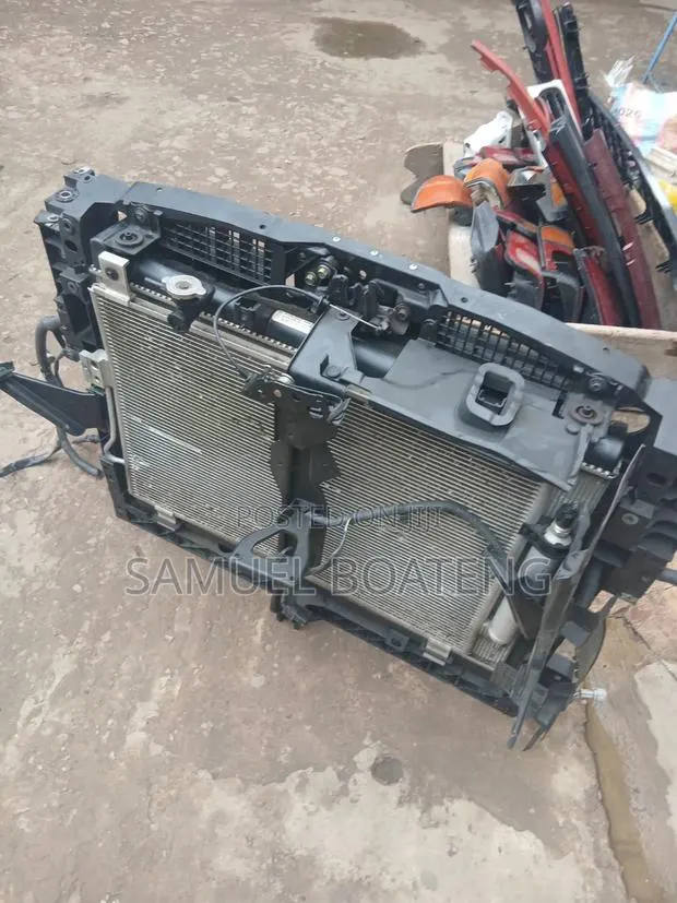 Nissan Pathfinder 2015 to 2019 Complete Radiator Tankb · Photo 1