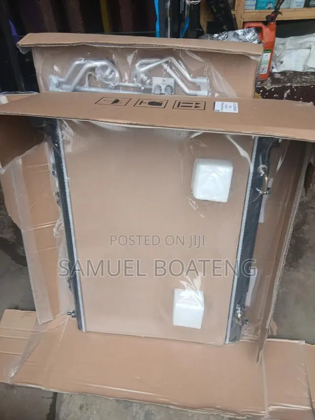 Nissan Pathfinder 2017 to 2020 Radiator Tank · Photo 1
