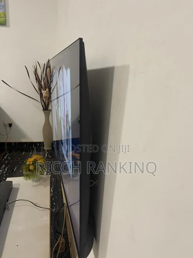 LG 65inches · Photo 1