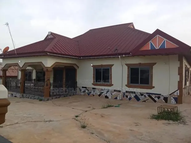 6bdrm House in Fredimens Real, Atwima Kwanwoma for sale · Photo 1