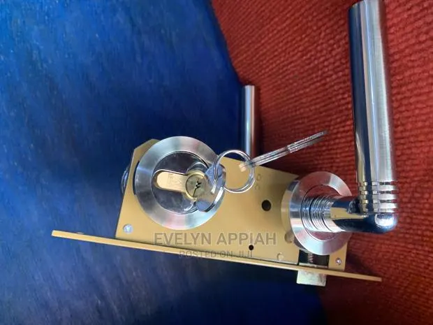 Separate Door Lock · Photo 1