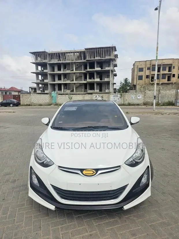 Hyundai Elantra 2016 White · Photo 1