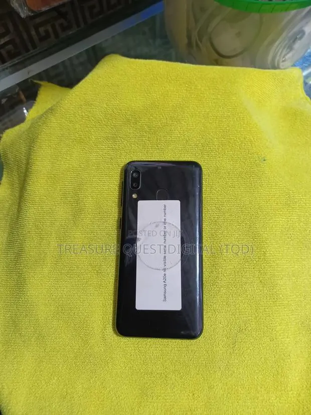 Samsung Galaxy A20e 32 GB Black · Photo 1