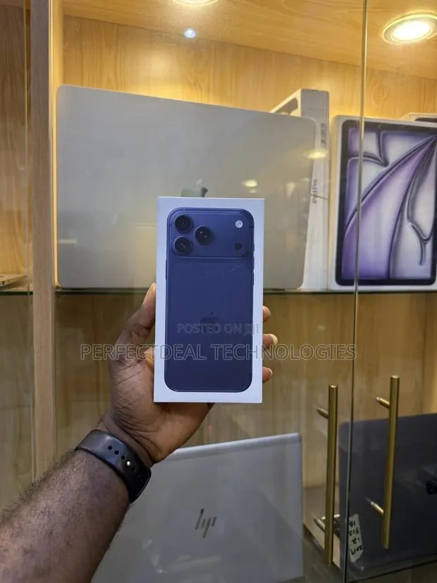 New Apple iPhone 17 Pro Max 256 GB Blue · Photo 1