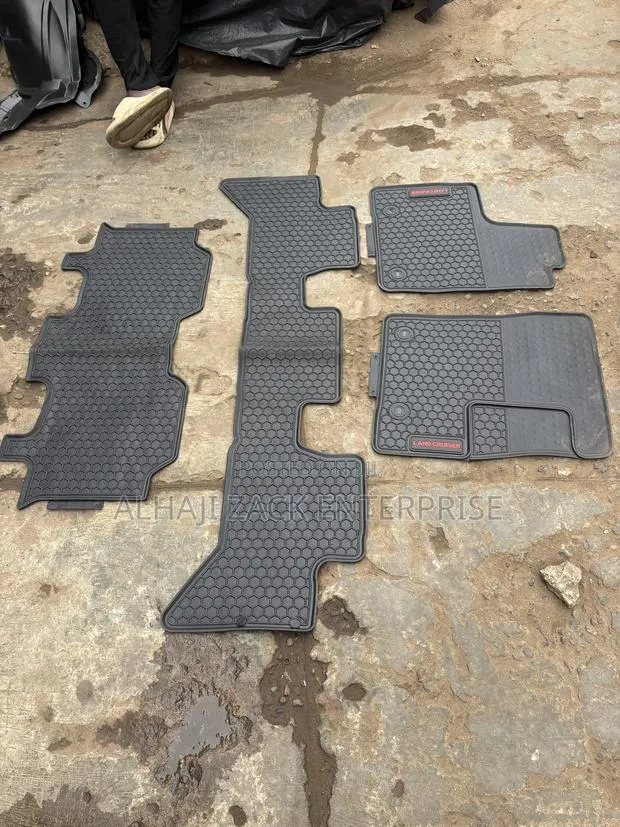 Toyota Land Cruiser 7 Seater Floor Mat · Photo 1