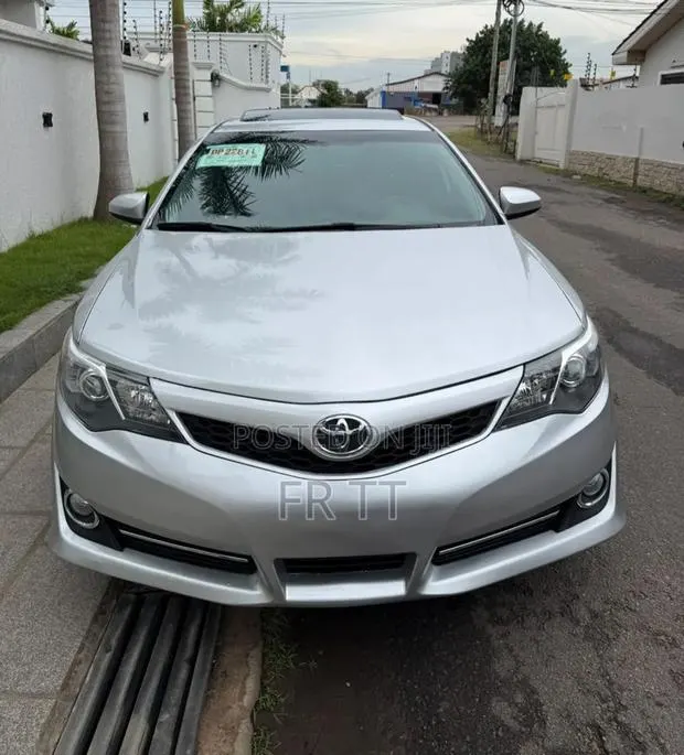 Toyota Camry 2014 Silver · Photo 1