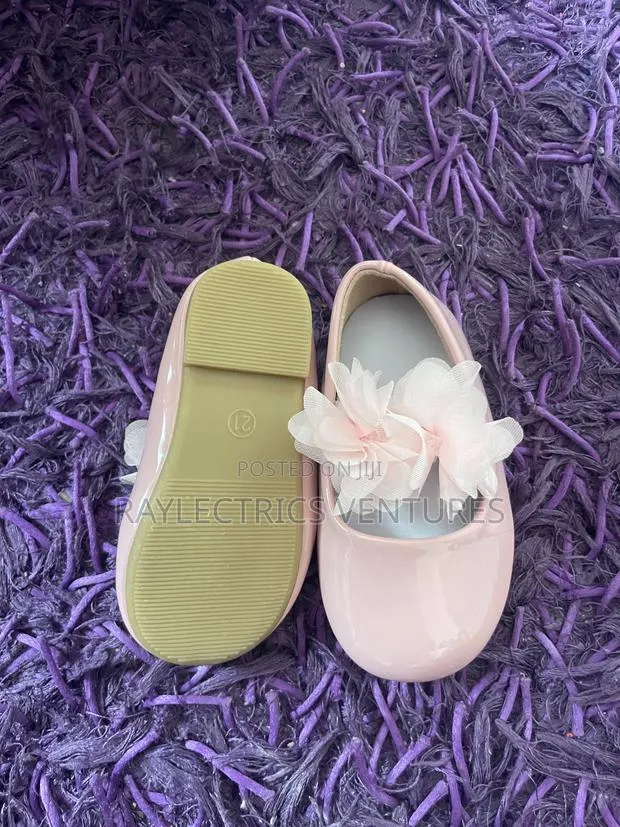 UK Girl Kids Shoe · Photo 1