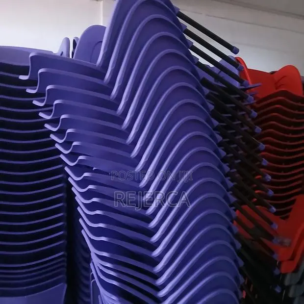 Aaffordable Plastic Chair · Photo 1