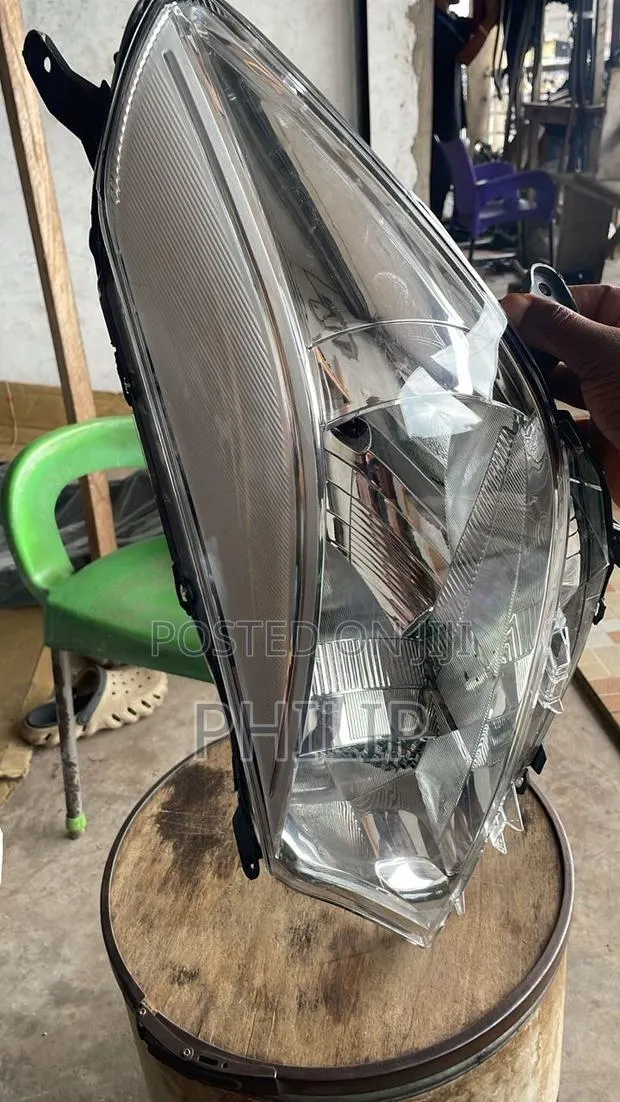 Vitz 2012 Headlight · Photo 1