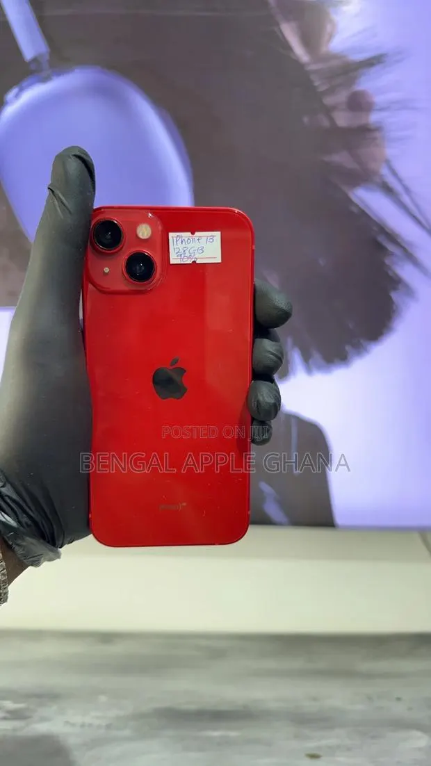 Apple iPhone 13 128 GB Red · Photo 1