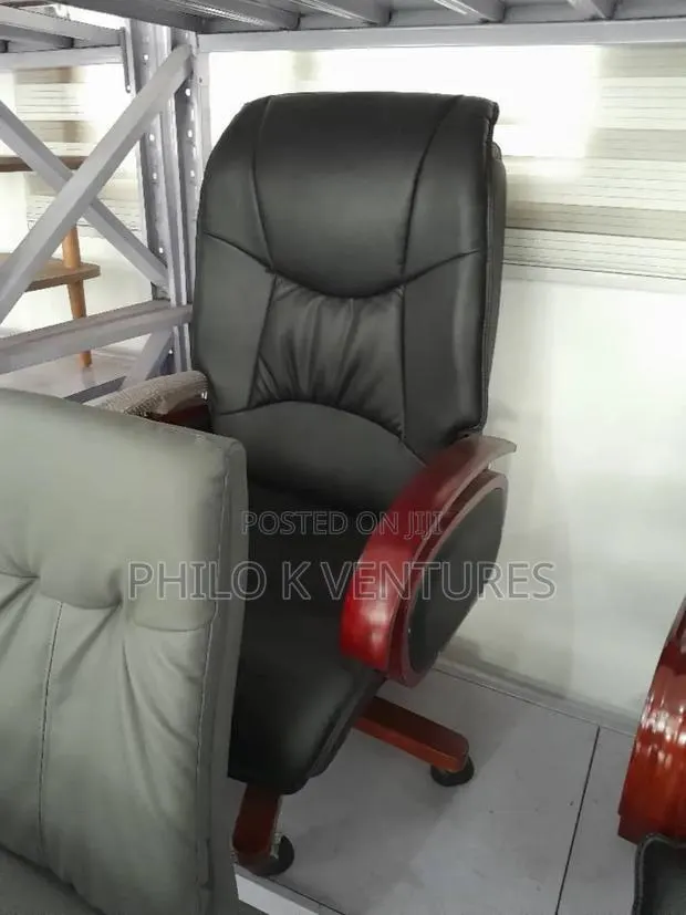 Leather Wood Swivel Chair · Photo 1