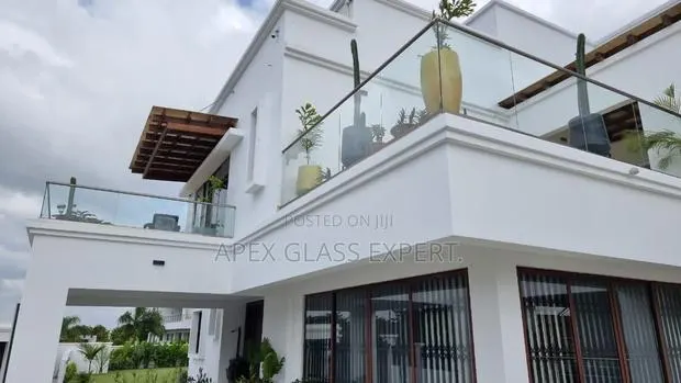 Balcony 10mm Clear Tempered Glass Balustrade. · Photo 1
