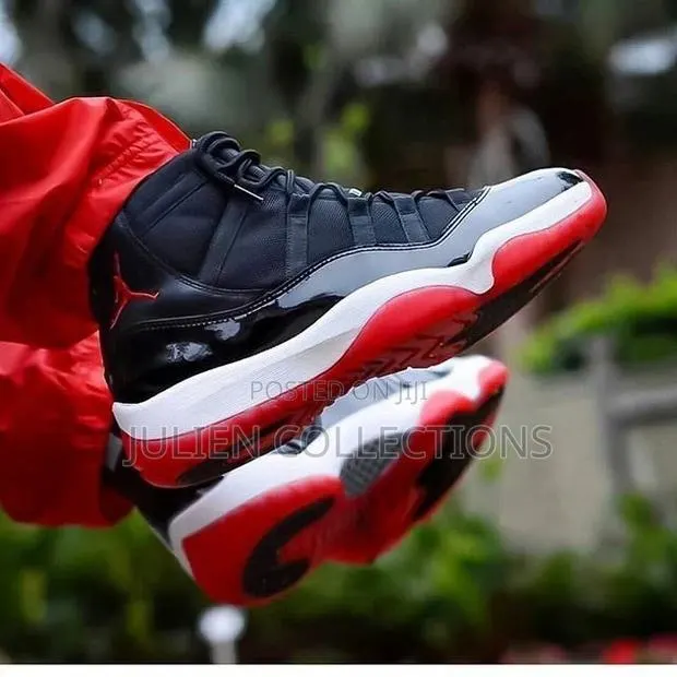 Jordan 11 Retro Mirror Black and Red · Photo 1