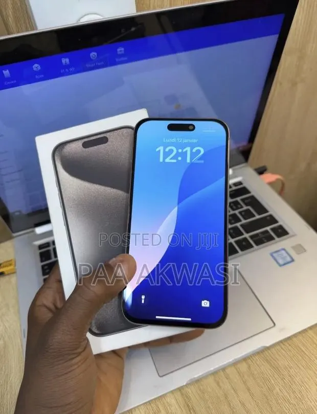 Apple iPhone 15 Pro Max 256 GB Silver · Photo 1