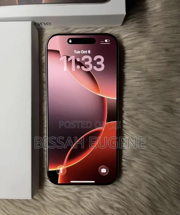 Apple iPhone 16 Pro 128 GB Gold · Photo 1