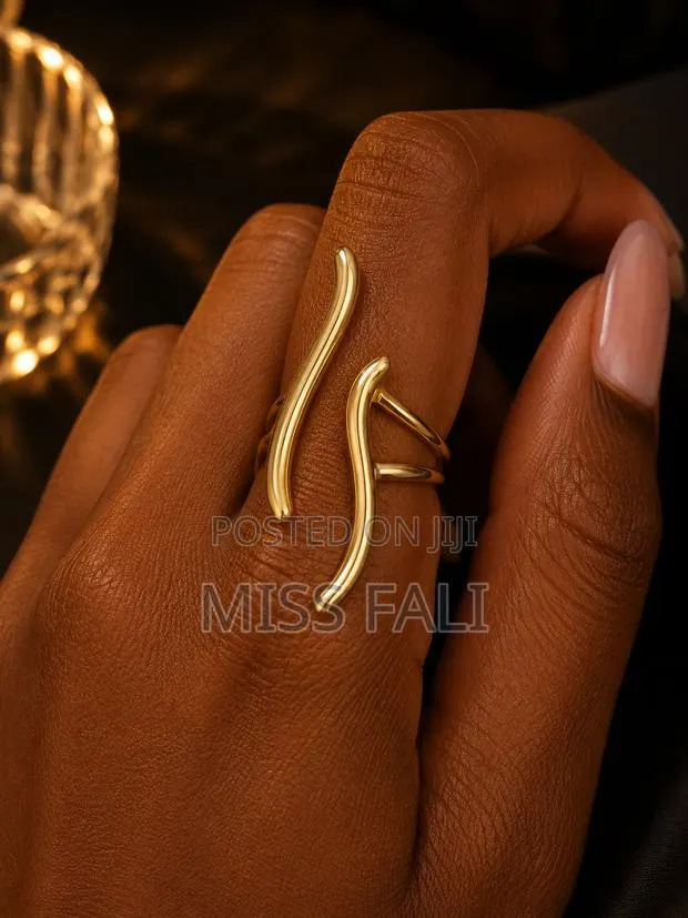 Serpertine Flow Ring · Photo 1