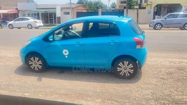 Toyota Vitz 1.3 FWD 5dr 2010 Blue · Photo 1