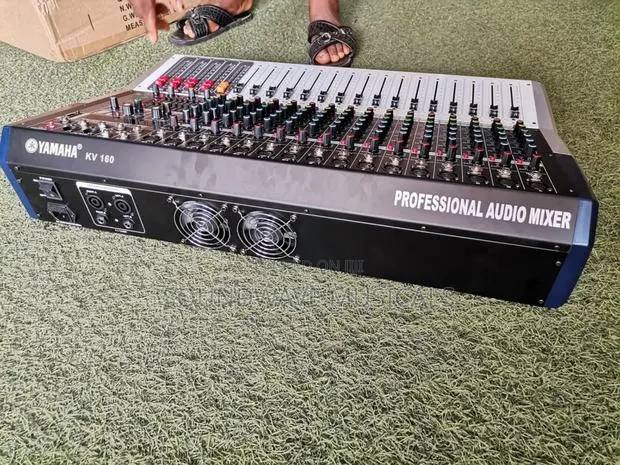 Yamaha 16 Channel Powered Mixer (Kv 160) · Photo 1