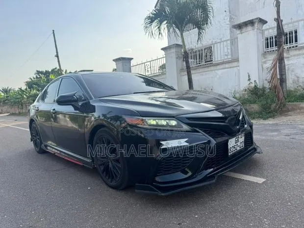Toyota Camry 2018 Black · Photo 1