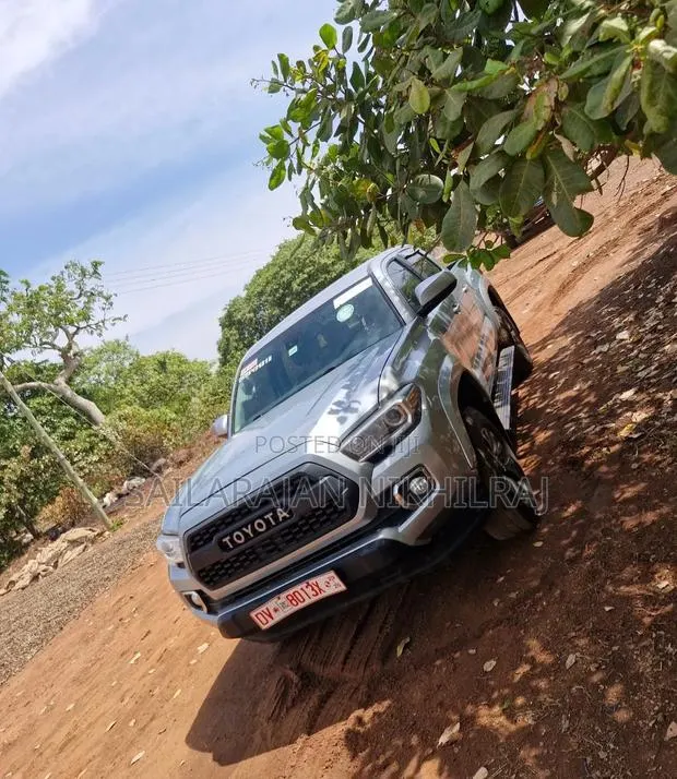 Toyota Tacoma SR5 2019 Gray · Photo 1