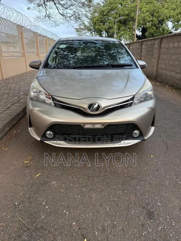 Toyota Vitz 1.3 FWD 5dr 2015 Beige · Photo 1
