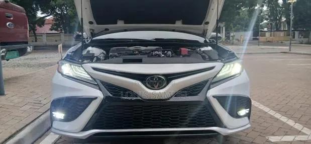 Toyota Camry 2020 White · Photo 1