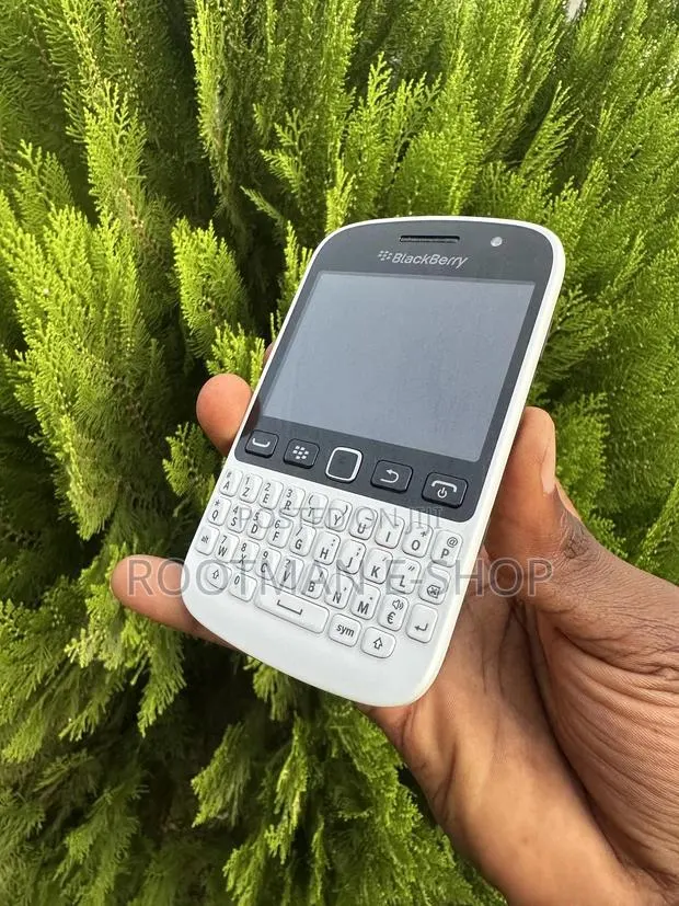 BlackBerry 9720 White · Photo 1