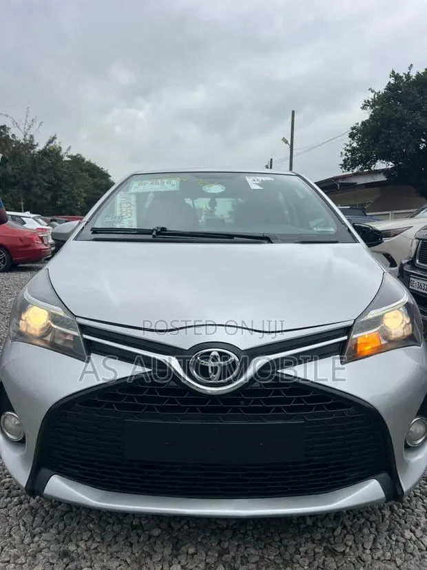 Toyota Yaris SE Hatchback 5dr 2015 Silver · Photo 1