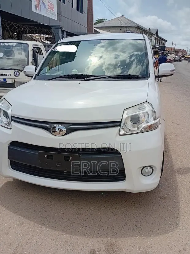 Toyota Sienta 2014 White · Photo 1