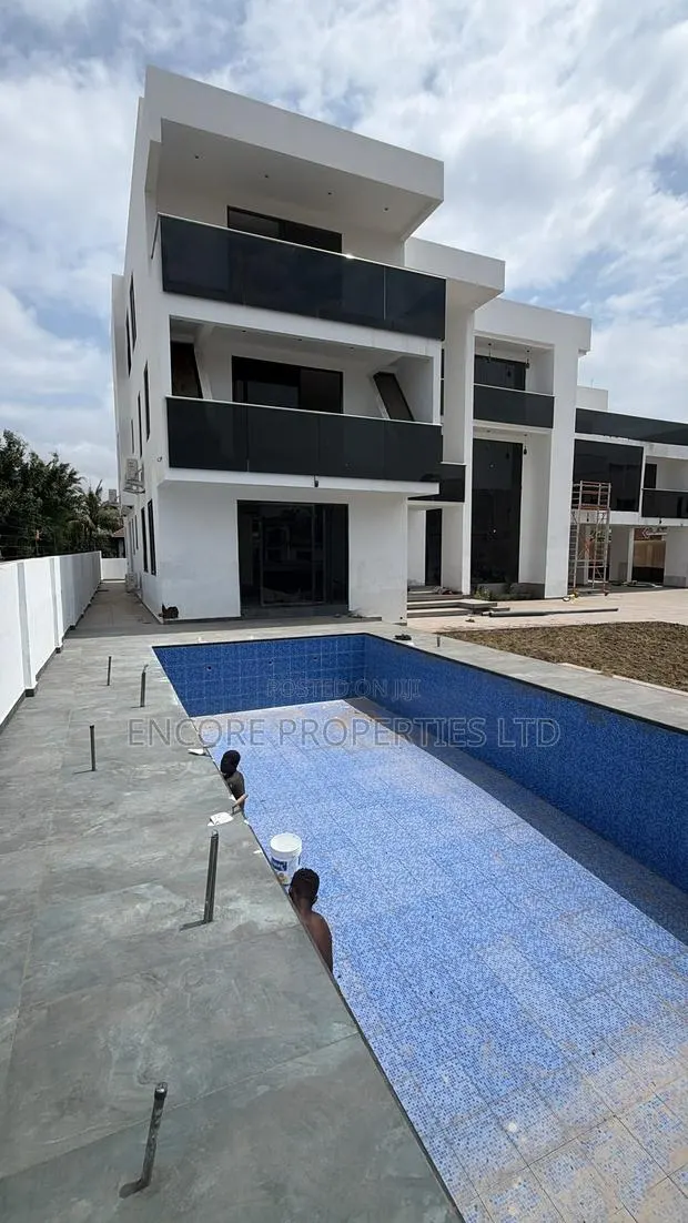 8bdrm House in East Legon for sale · Photo 1