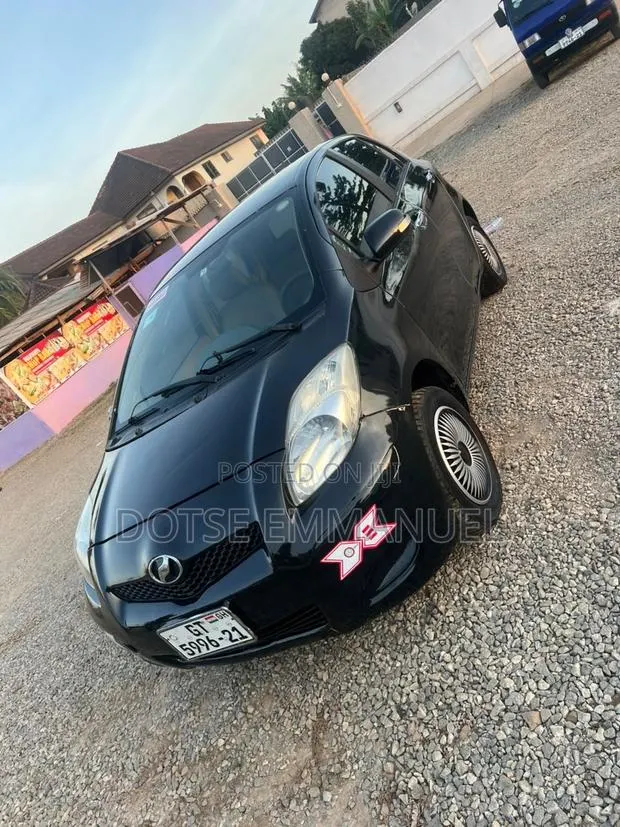 Toyota Vitz 2010 Black · Photo 1