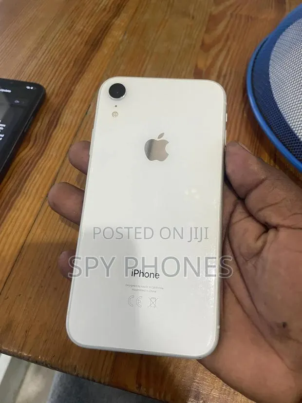 Apple iPhone XR 64 GB White · Photo 1
